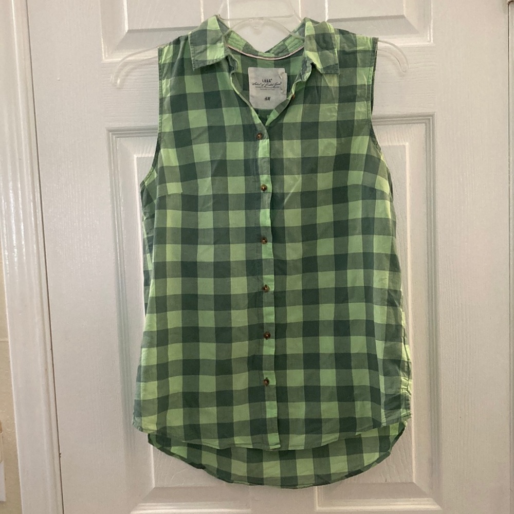 H&M green plaid sleeveless button down. EUC. Size 6.